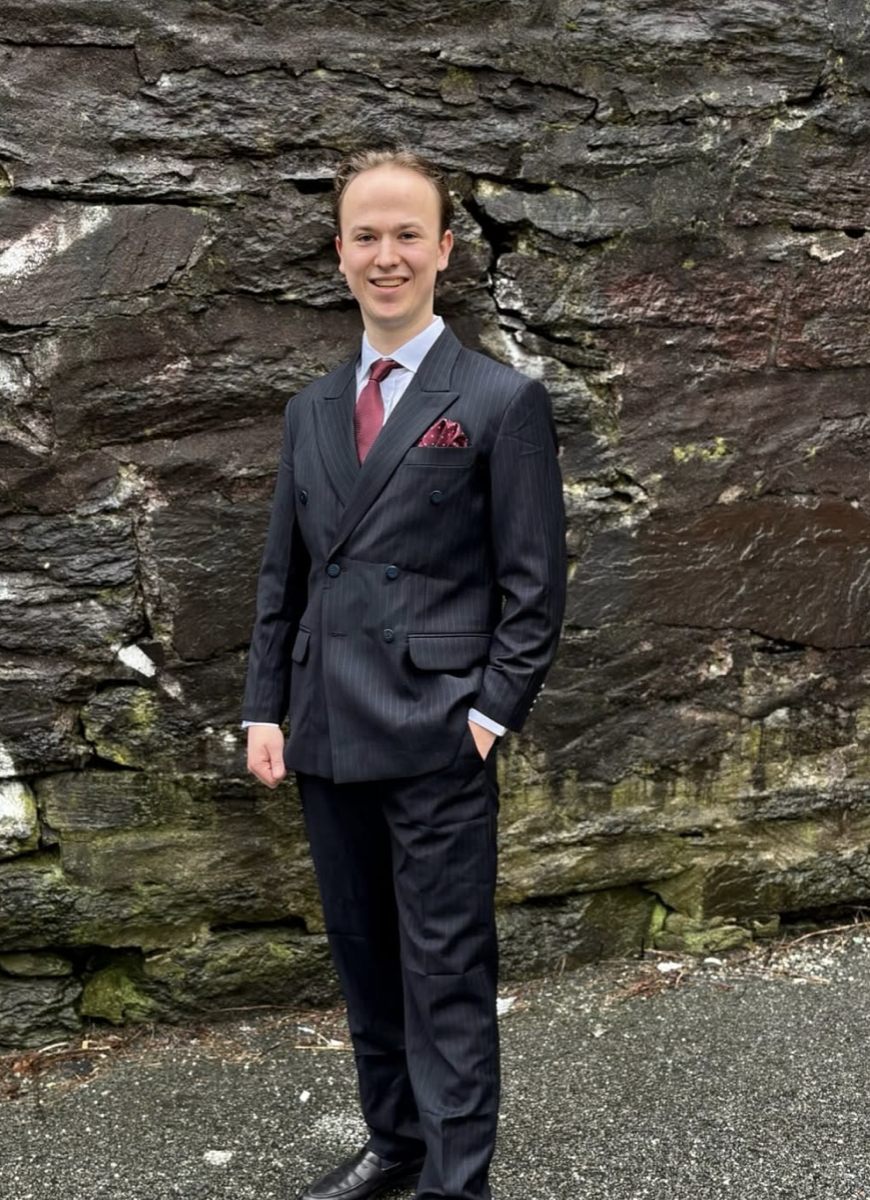 SuitUp-kunde i mørk pinstripe dress med burgunder slips og lommetørkle